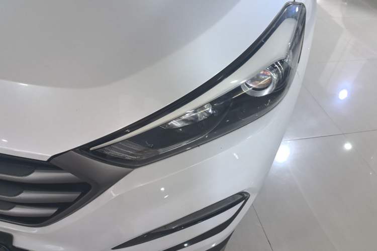 Used Hyundai Tucson 2015 1.6T Dual-Clutch Two-Wheel-Drive Smart Model Left Front Headlight