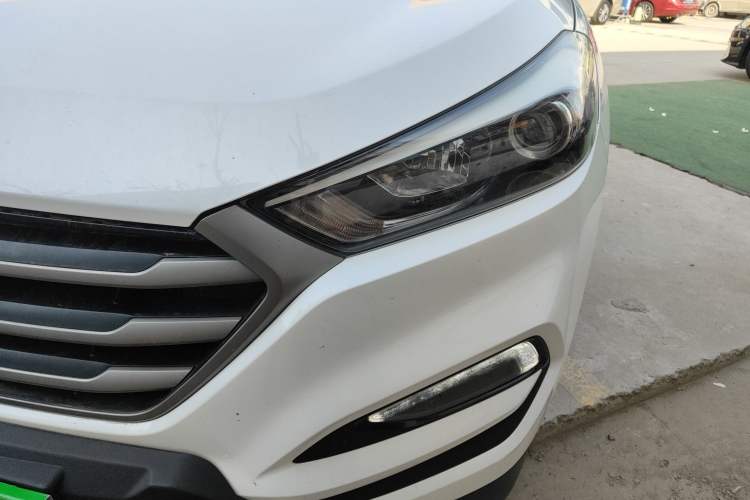 Used Hyundai Tucson 2015 1.6T Dual-Clutch Two-Wheel-Drive Smart Model Left Front Headlight