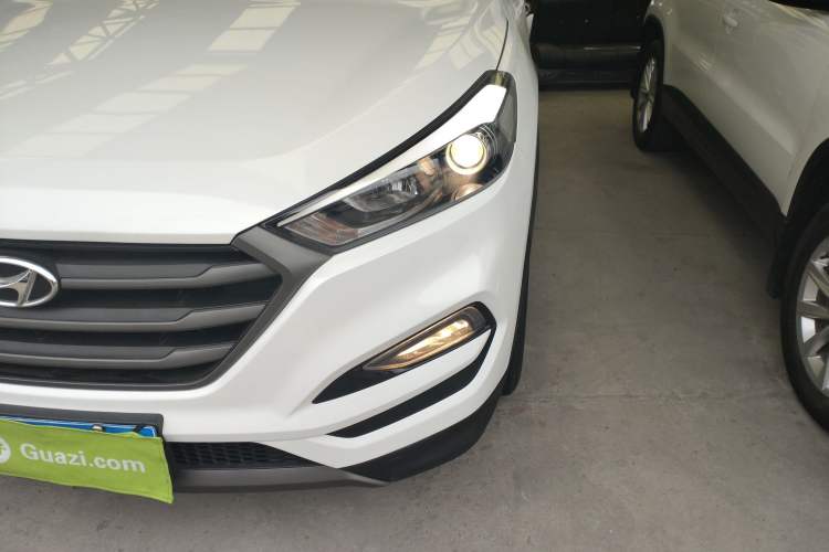 Used Hyundai Tucson 2015 1.6T Dual-Clutch Two-Wheel-Drive Smart Model Left Front Headlight