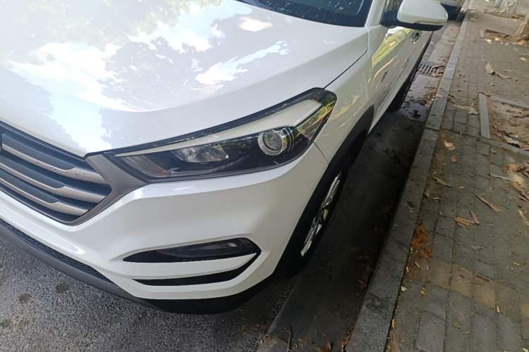 Used Hyundai Tucson 2015 1.6T Dual-Clutch Two-Wheel-Drive Smart Model Left Front Headlight
