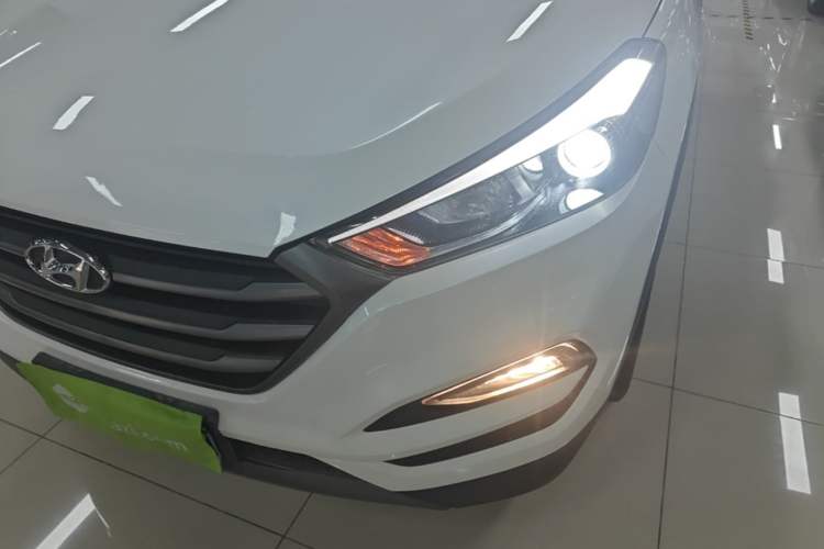 Used Hyundai Tucson 2015 1.6T Dual-Clutch Two-Wheel-Drive Leading Model Left Front Headlight