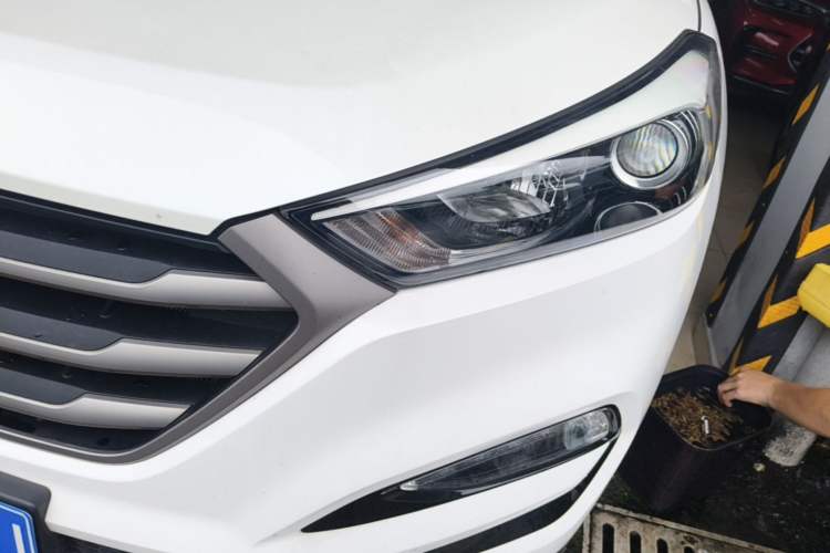 Used Hyundai Tucson 2015 1.6T Dual-Clutch Two-Wheel-Drive Smart Model Left Front Headlight