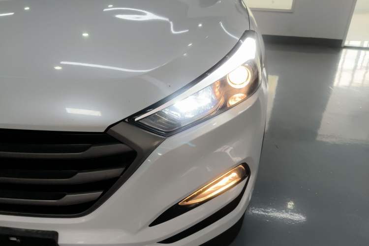 Used Hyundai Tucson 2015 1.6T Dual-Clutch Two-Wheel-Drive Smart Model Left Front Headlight