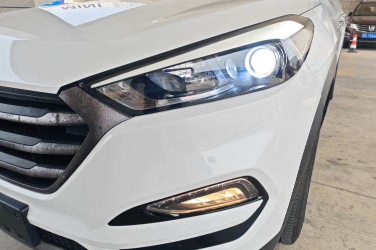 Used Hyundai Tucson 2015 1.6T Dual-Clutch Two-Wheel-Drive Smart Model Left Front Headlight