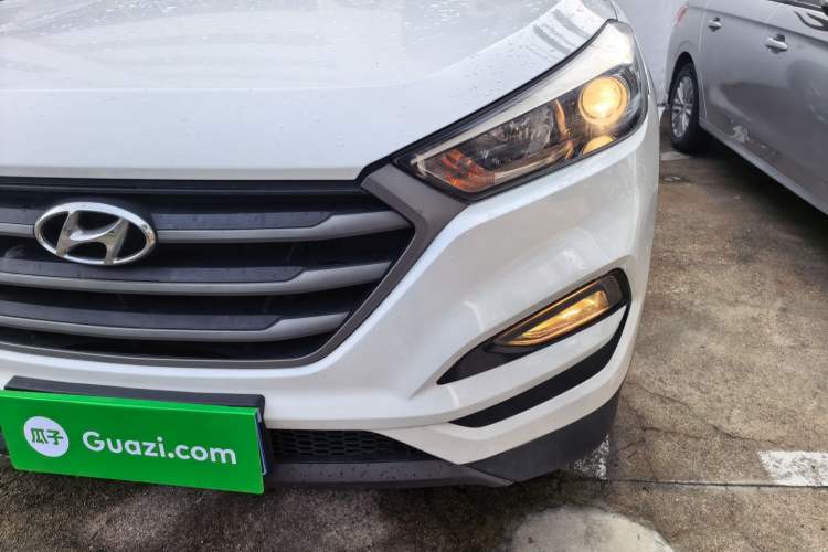 Used Hyundai Tucson 2015 1.6T Dual-Clutch Two-Wheel-Drive Smart Model Left Front Headlight
