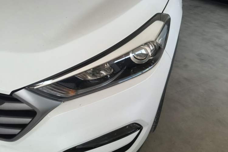 Used Hyundai Tucson 2015 1.6T Dual-Clutch Two-Wheel-Drive Smart Model Left Front Headlight