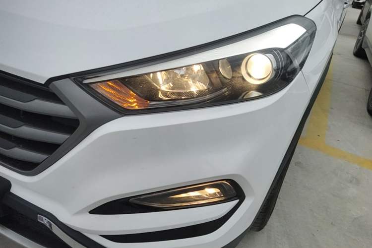 Used Hyundai Tucson 2015 1.6T Dual-Clutch Two-Wheel-Drive Smart Model Left Front Headlight