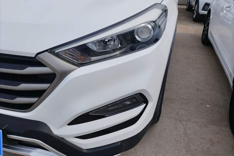 Used Hyundai Tucson 2015 1.6T Dual-Clutch Two-Wheel-Drive Smart Model Left Front Headlight