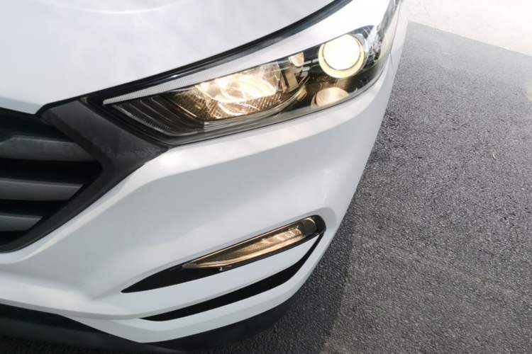 Used Hyundai Tucson 2015 1.6T Dual-Clutch Two-Wheel-Drive Smart Model Left Front Headlight