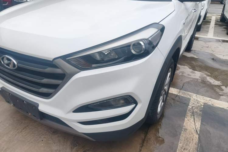 Used Hyundai Tucson 2015 1.6T Dual-Clutch Two-Wheel-Drive Smart Model Left Front Headlight