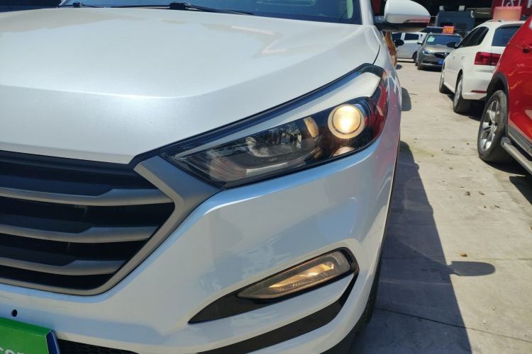 Used Hyundai Tucson 2015 1.6T Dual-Clutch Two-Wheel-Drive Smart Model Left Front Headlight