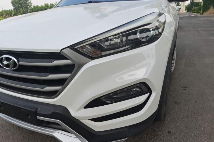 Used Hyundai Tucson 2015 1.6T Dual-Clutch Two-Wheel-Drive Smart Model Left Front Headlight