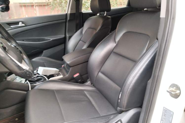 Used Hyundai Tucson 2015 2.0L Automatic Two-Wheel Drive Smart Version Left Front Seat
