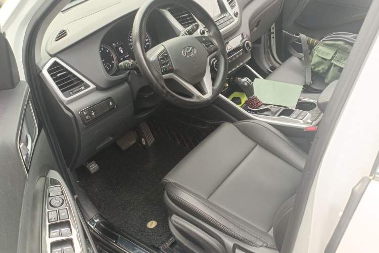 Used Hyundai Tucson 2015 2.0L Automatic Two-Wheel Drive Smart Version Left Front Seat