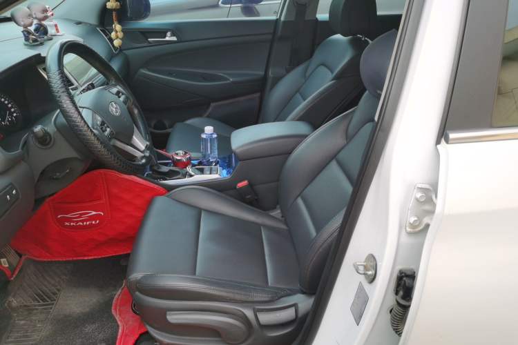 Used Hyundai Tucson 2015 2.0L Automatic Two-Wheel Drive Smart Version Left Front Seat