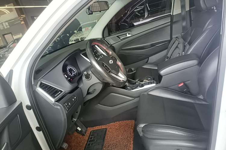 Used Hyundai Tucson 2015 1.6T Dual-Clutch Two-Wheel-Drive Leading Model Left Front Seat
