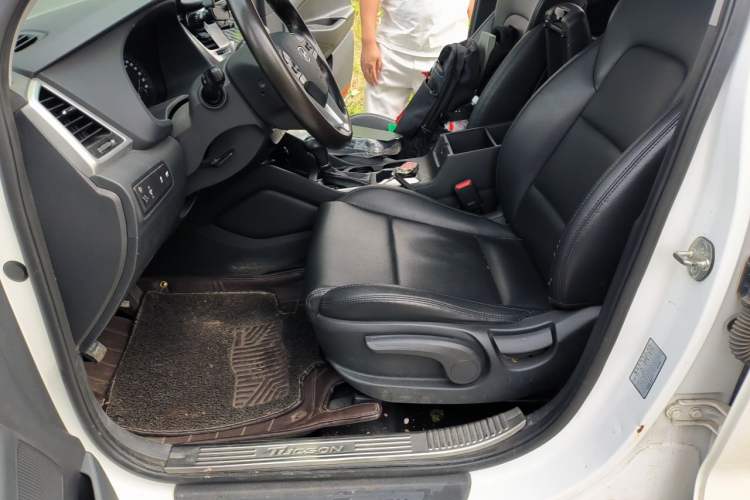 Used Hyundai Tucson 2015 2.0L Automatic Two-Wheel Drive Smart Version Left Front Seat