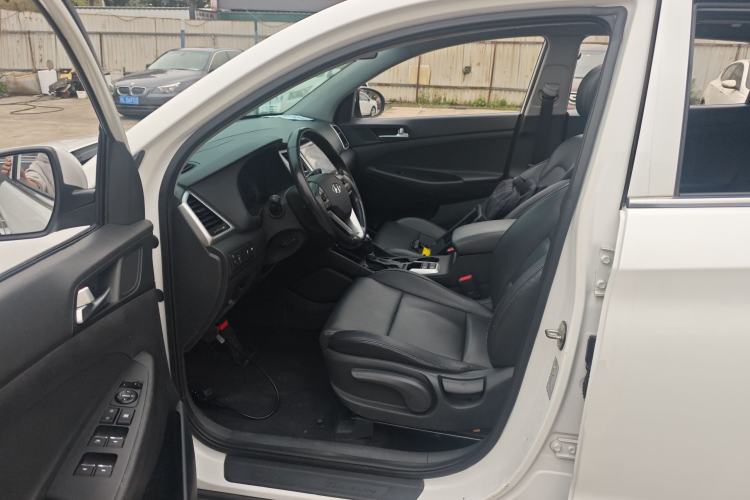 Used Hyundai Tucson 2015 2.0L Automatic Two-Wheel Drive Smart Version Left Front Seat