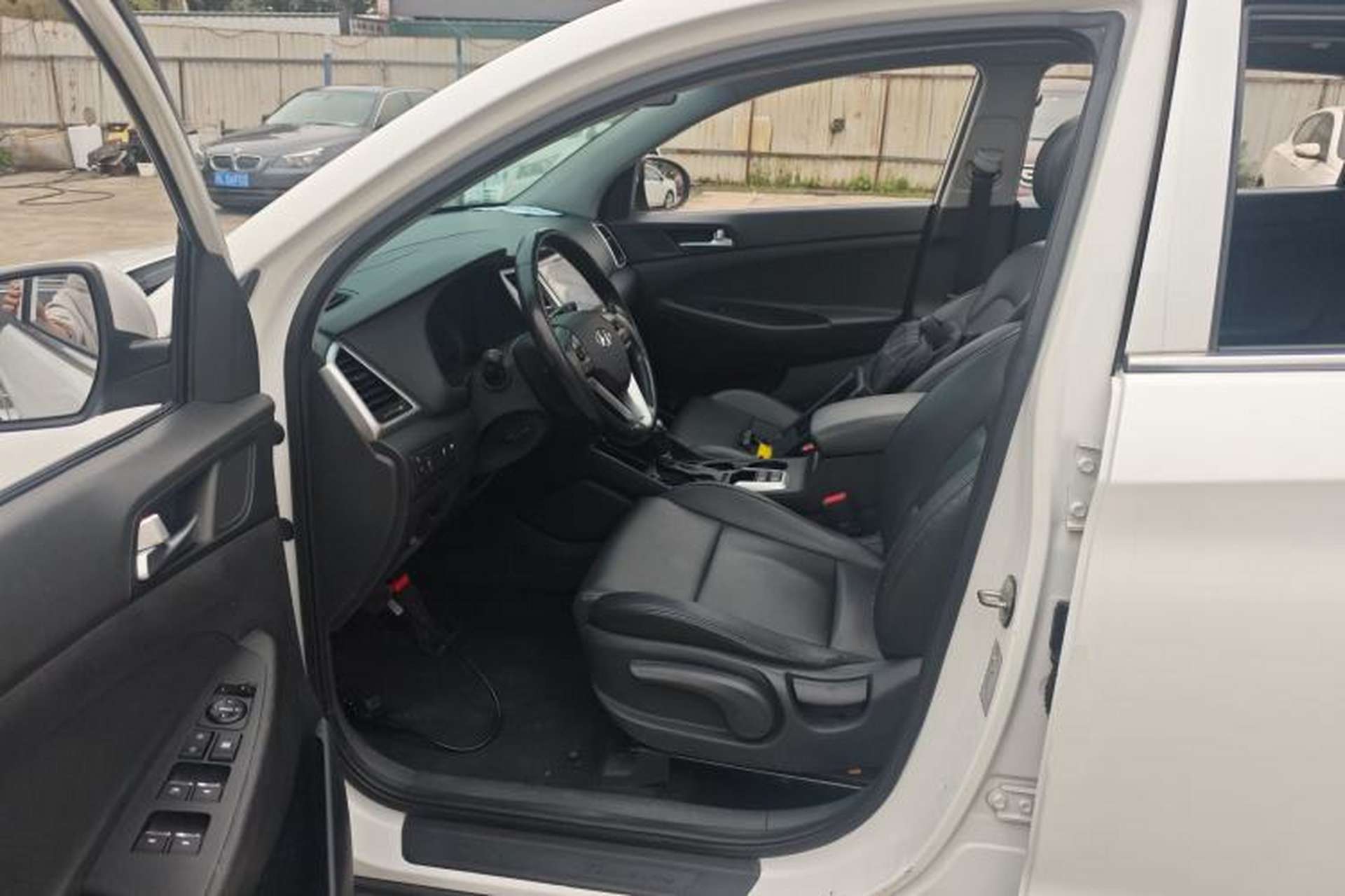 Used Hyundai Tucson 2015 2.0L Automatic Two-Wheel Drive Smart Version Left Front Seat