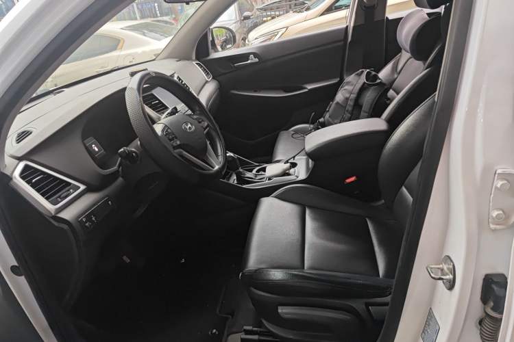 Used Hyundai Tucson 2015 1.6T Dual-Clutch Two-Wheel-Drive Smart Model Left Front Seat