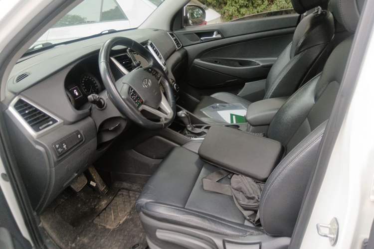 Used Hyundai Tucson 2015 1.6T Dual-Clutch Two-Wheel-Drive Smart Model Left Front Seat