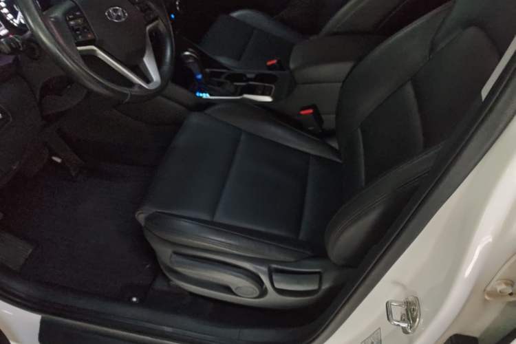 Used Hyundai Tucson 2015 2.0L Automatic Two-Wheel Drive Smart Version Left Front Seat