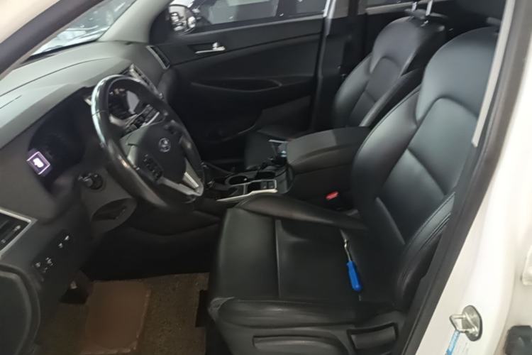 Used Hyundai Tucson 2015 2.0L Automatic Two-Wheel Drive Smart Version Left Front Seat