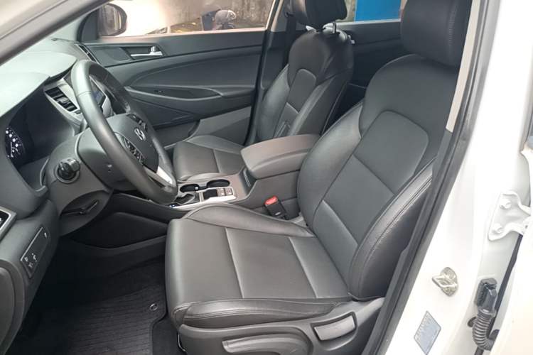 Used Hyundai Tucson 2015 2.0L Automatic Two-Wheel Drive Smart Version Left Front Seat