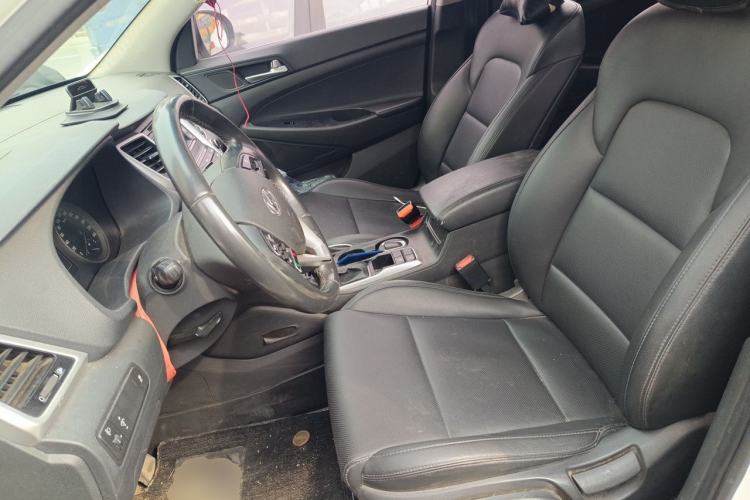 Used Hyundai Tucson 2015 2.0L Automatic Two-Wheel Drive Smart Version Left Front Seat