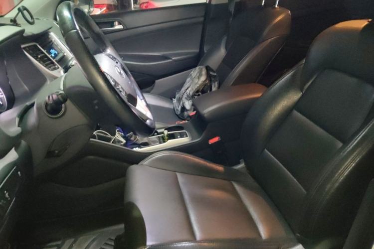 Used Hyundai Tucson 2015 2.0L Automatic Two-Wheel Drive Smart Version Left Front Seat