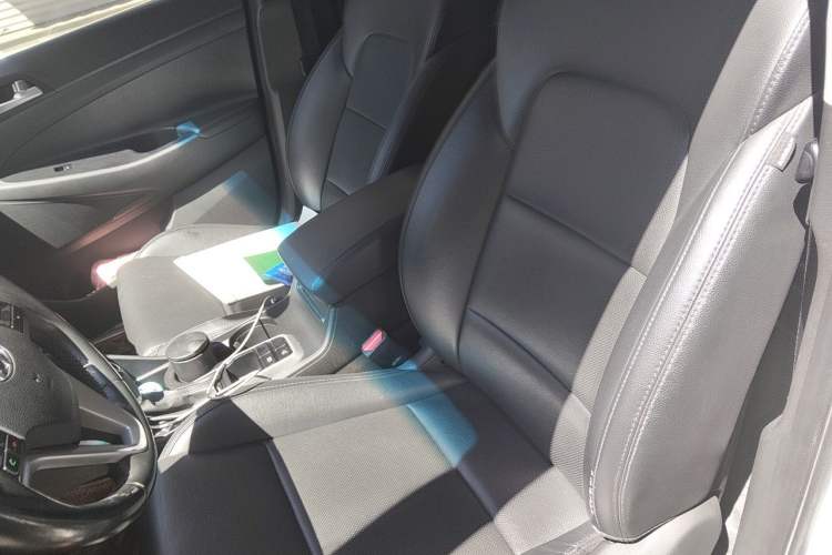 Used Hyundai Tucson 2015 2.0L Automatic Two-Wheel Drive Smart Version Left Front Seat