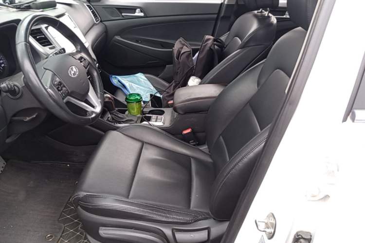 Used Hyundai Tucson 2015 2.0L Automatic Two-Wheel Drive Smart Version Left Front Seat