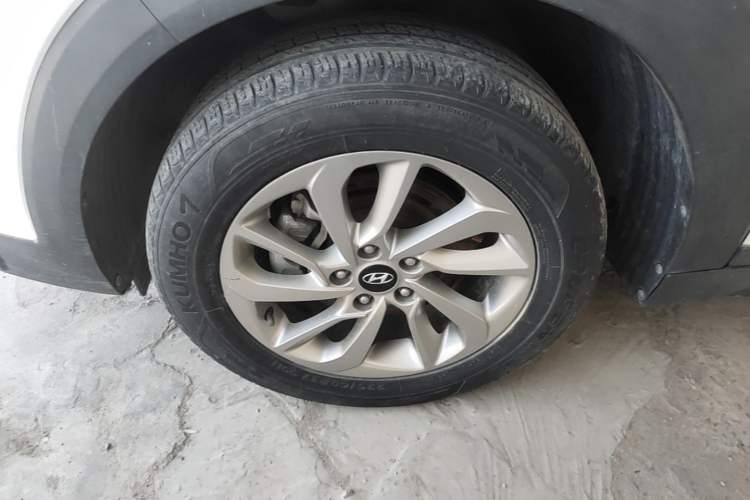 Used Hyundai Tucson 2015 1.6T Dual-Clutch Two-Wheel-Drive Smart Model Left Front Wheel Hub