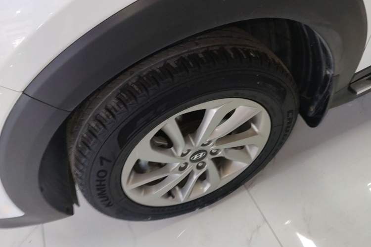 Used Hyundai Tucson 2015 1.6T Dual-Clutch Two-Wheel-Drive Smart Model Left Front Wheel Hub