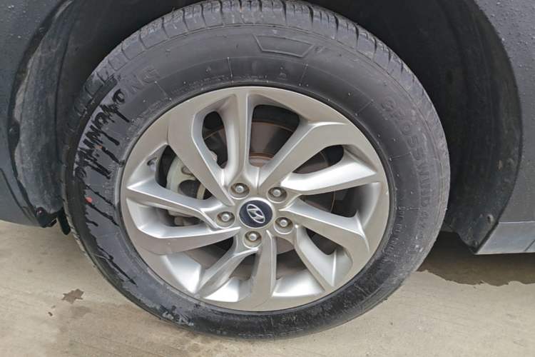 Used Hyundai Tucson 2015 1.6T Dual-Clutch Two-Wheel-Drive Smart Model Left Front Wheel Hub