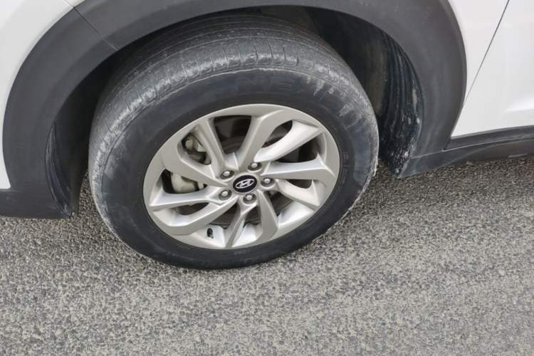 Used Hyundai Tucson 2015 1.6T Dual-Clutch Two-Wheel-Drive Smart Model Left Front Wheel Hub