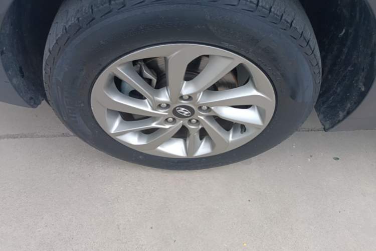 Used Hyundai Tucson 2015 1.6T Dual-Clutch Two-Wheel-Drive Smart Model Left Front Wheel Hub