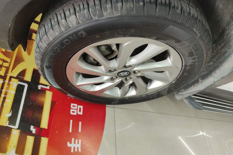 Used Hyundai Tucson 2015 1.6T Dual-Clutch Two-Wheel-Drive Smart Model Left Front Wheel Hub