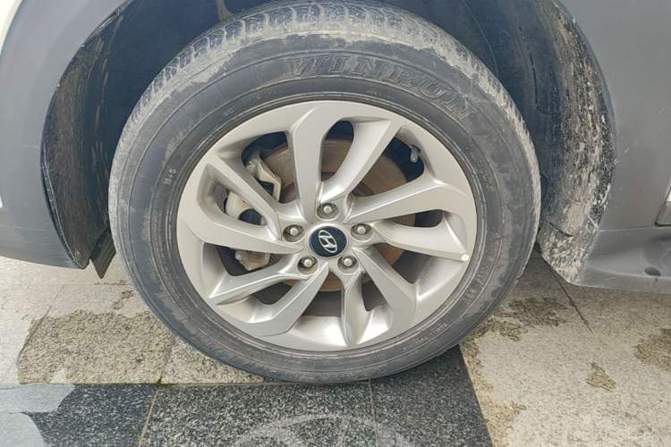Used Hyundai Tucson 2015 1.6T Dual-Clutch Two-Wheel-Drive Smart Model Left Front Wheel Hub