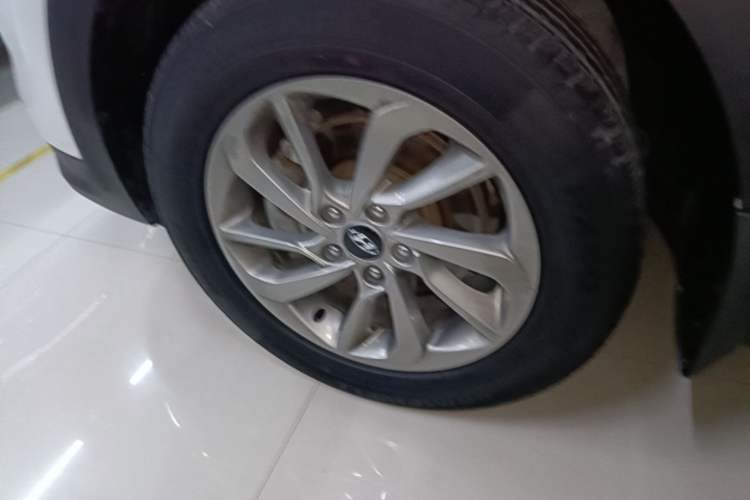 Used Hyundai Tucson 2015 1.6T Dual-Clutch Two-Wheel-Drive Smart Model Left Front Wheel Hub