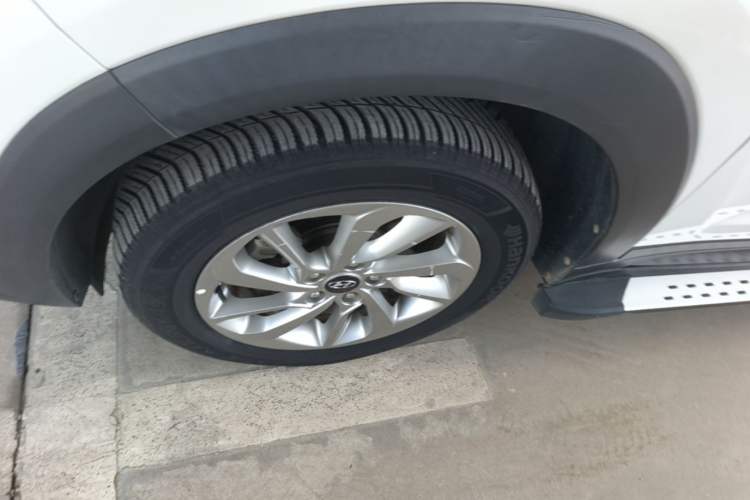 Used Hyundai Tucson 2015 1.6T Dual-Clutch Two-Wheel-Drive Smart Model Left Front Wheel Hub