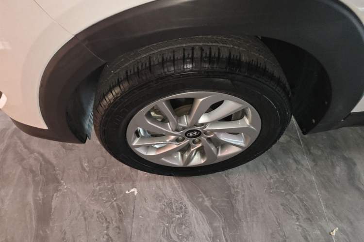 Used Hyundai Tucson 2015 1.6T Dual-Clutch Two-Wheel-Drive Smart Model Left Front Wheel Hub