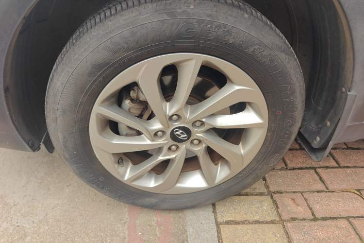 Used Hyundai Tucson 2015 1.6T Dual-Clutch Two-Wheel-Drive Smart Model Left Front Wheel Hub