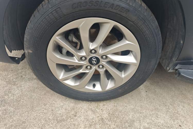 Used Hyundai Tucson 2015 2.0L Automatic Two-Wheel Drive Smart Version Left Front Wheel Hub