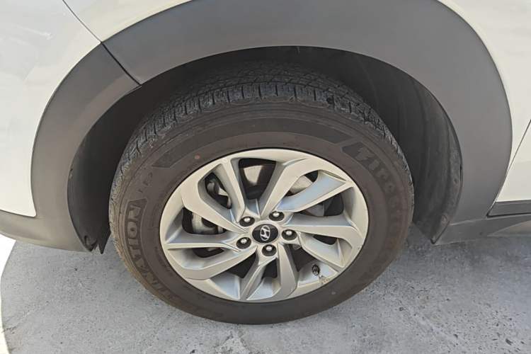 Used Hyundai Tucson 2015 1.6T Dual-Clutch Two-Wheel-Drive Smart Model Left Front Wheel Hub