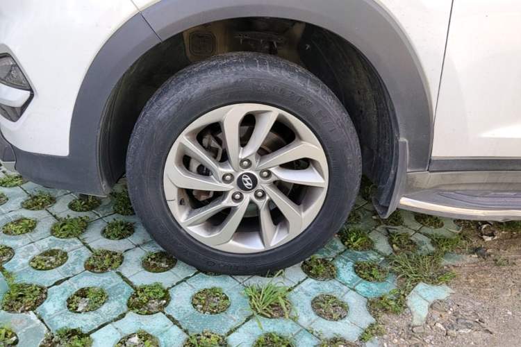 Used Hyundai Tucson 2015 1.6T Dual-Clutch Two-Wheel-Drive Smart Model Left Front Wheel Hub