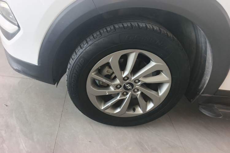 Used Hyundai Tucson 2015 1.6T Dual-Clutch Two-Wheel-Drive Smart Model Left Front Wheel Hub