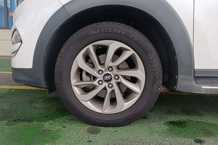 Used Hyundai Tucson 2015 1.6T Dual-Clutch Two-Wheel-Drive Smart Model Left Front Wheel Hub