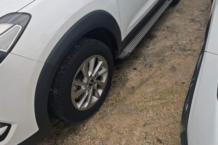 Used Hyundai Tucson 2015 1.6T Dual-Clutch Two-Wheel-Drive Smart Model Left Front Wheel Hub