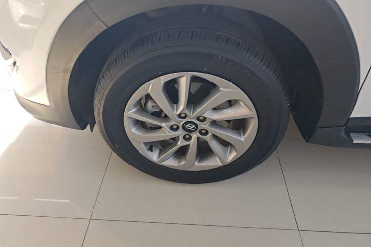 Used Hyundai Tucson 2015 1.6T Dual-Clutch Two-Wheel-Drive Smart Model Left Front Wheel Hub